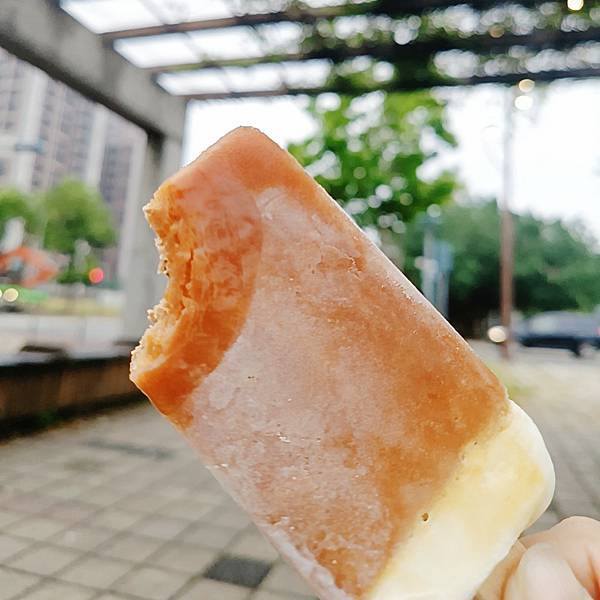 WA！COOKIES 泰式奶茶奶蓋雪糕、紅茶牛奶焦糖奶蓋雪糕開箱/全家、家樂福熱門販售