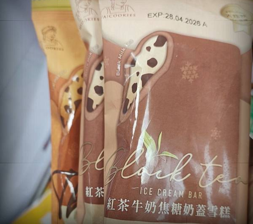 WA！COOKIES 泰式奶茶奶蓋雪糕、紅茶牛奶焦糖奶蓋雪糕開箱/全家、家樂福熱門販售