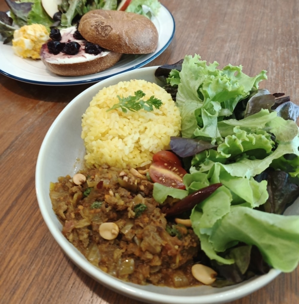 黑眼熊咖啡竹北店｜貝果酸甜爆擊＋咖哩飯香辣開胃，藏不住的早午餐口袋名單