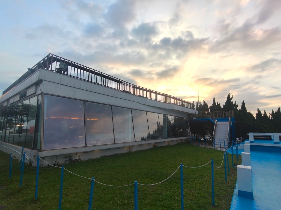 桃園夜景咖啡廳推薦|白圍牆從夕陽一路看到城市燈海 - 第2張圖 桃園夜景咖啡廳推薦|白圍牆從夕陽一路看到城市燈海
